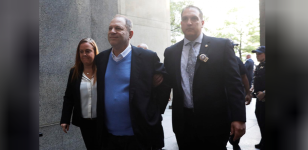 Weinstein, pus sub acuzare. Producătorul a fost dus încătuşat la o curte de justiţie din Manhattan