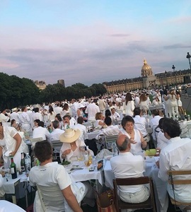 Record de participare pentru a 30-a ediţie a evenimentului "Cina în alb" de la Paris