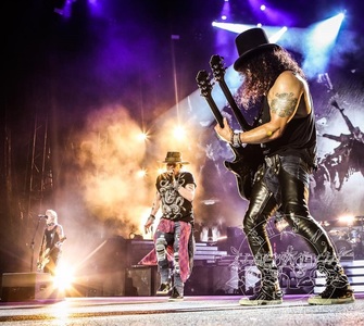 Guns N' Roses a început turneul european şi a cântat pentru prima dată o piesă Velvet Revolver