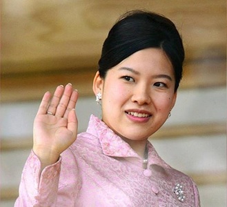 Prinţesa Ayako a Japoniei se căsătoreşte cu un angajat al unei companii navale şi renunţă la statutul ei regal