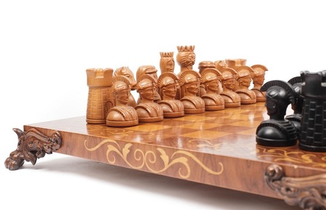 Un joc de şah care a aparţinut soţilor Ceauşescu, scos la licitaţie