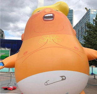 Balonul care reprezintă un Donald Trump în scutece, adus la concertul Pearl Jam de la Londra