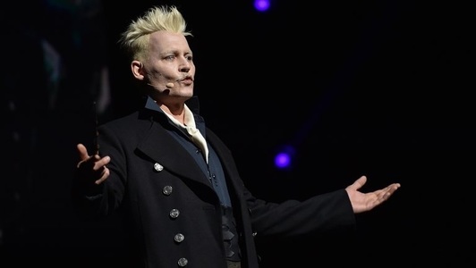 Johnny Depp a avut o apariţie surpriză la San Diego Comic-Con ca Grindelwald din "Fantastic Beasts 2" - VIDEO