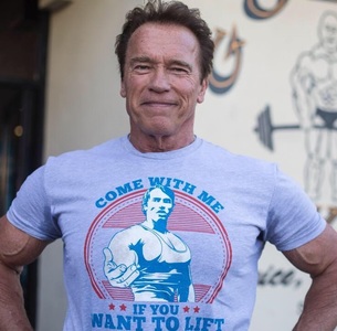 Arnold Schwarzenegger a distrus, împreună cu Jay Leno, o limuzină cu ajutorul unui tanc - VIDEO

