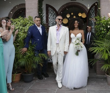 Actorul Vincent Cassel s-a căsătorit cu modelul Tina Kunakey 