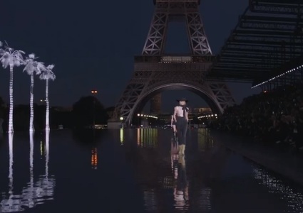 Manechinele au mers pe apă lângă Turnul Eiffel la prezentarea colecţiei Saint Laurent de la Paris. FOTO, VIDEO