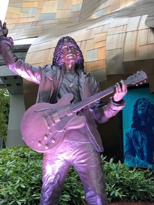 Statuia lui Chris Cornell, fostul lider al trupei The Soundgarden, a fost inaugurată la Seattle