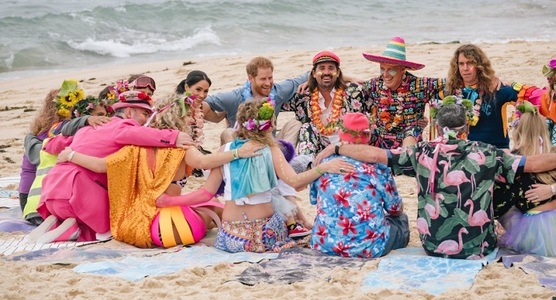 Australia: Ducii de Sussex au participat, desculţi, la o reuniune a surferilor pe plajă
