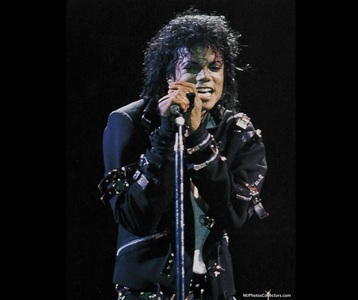Jacheta neagră purtată de Michael Jackson în turneul „Bad”, vândută pentru aproximativ 300.000 de dolari
