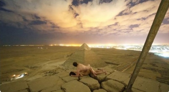 Egiptul a început o investigaţie după ce un cuplu s-ar fi fotografiat nud în vârful Marii Piramide 

