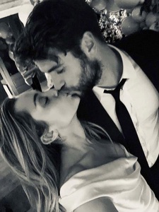 Miley Cyrus şi Liam Hemsworth s-au căsătorit - FOTO/ VIDEO