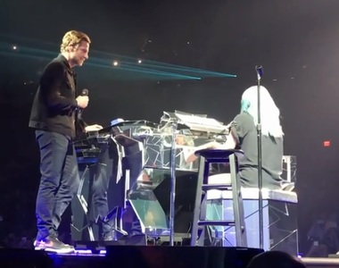 Lady Gaga şi-a surprins fanii la concertul din Las Vegas când l-a invitat pe Bradley Cooper să cânte împreună "Shallow" - VIDEO