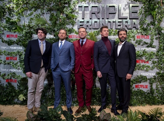 J.C. Chandor, Charlie Hunnam, Ben Affleck, Garrett Hedlund şi Oscar Isaac (Foto: Netflix)