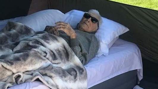 Actorul Kirk Douglas, camping la vârsta de 102 ani