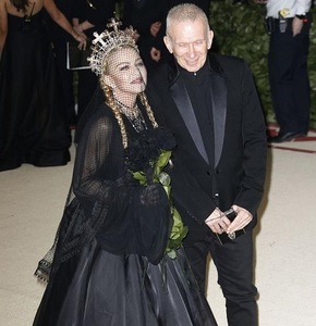 Eurosivion 2019: Designerul francez Jean-Paul Gaultier îi va crea Madonnei ţinuta de scenă