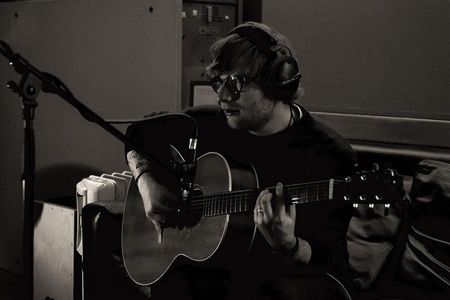 Ed Sheeran, cel mai difuzat artist la radiourile britanice. „Feel It Still” al grupului Portugal The Man, cel mai difuzat cântec