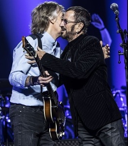 Paul McCartney l-a avut invitat special pe Ringo Starr la concertul său de pe stadionul Dodger din Los Angeles - VIDEO
