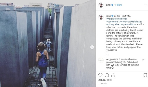 O fotografie cu cei doi copii ai cântăreţei Pink, jucându-se la Memorialul Holocaustului din Berlin, a stârnit critici. Artista se apără