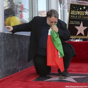 Regizorul Guillermo del Toro şi-a inaugurat steaua pe "Walk of Fame" din Los Angeles