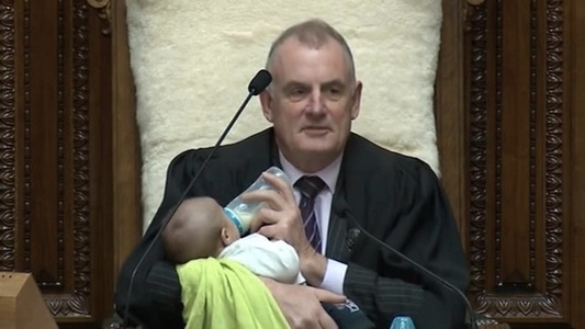 Preşedintele Parlamentului din Noua Zeelandă, surprins în timp ce hrănea cu biberonul un bebeluş la dezbaterea din Legislativ