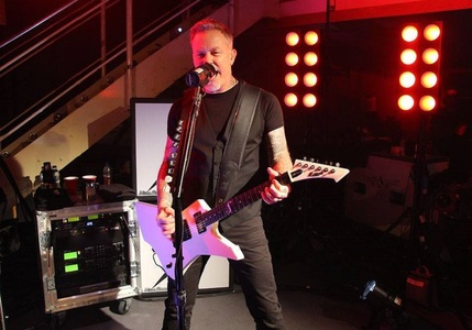 Metallica a anulat turneul din Australia şi Noua Zeelandă, după ce Hetfield a fost internat la dezintoxicare