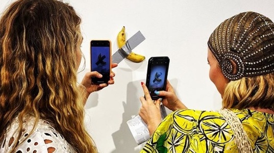 Brooke Shields ironizează banana lipită cu bandă adezivă de la Art Basel - FOTO