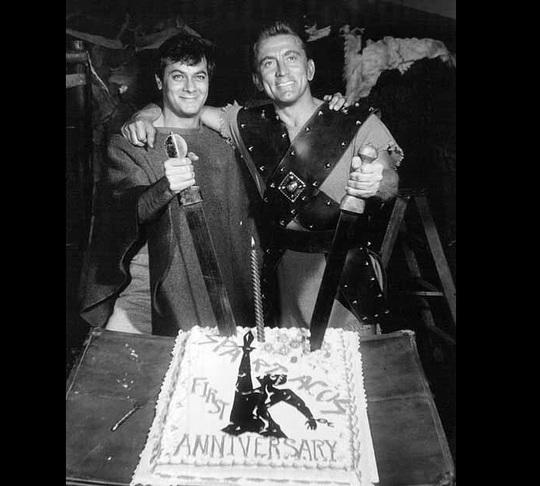 Tony Curtis şi Kirk Douglas