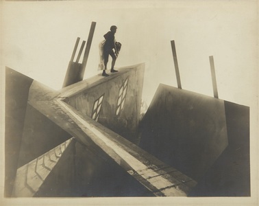 Fotografii realizate în urmă cu 100 de ani pe platourile de filmare pentru „Cabinetul doctorului Caligari”, vândute cu 35.000 de dolari