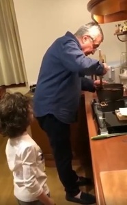 Călin Popescu Tăriceanu, liderul ALDE, a pregătit ciocolata de casă: O reţetă mai bună decât cea de la cofetăria Dacianei Ponta - VIDEO