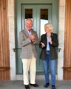 Coronavirus - Prinţul Charles şi soţia sa Camilla au aplaudat cadrele medicale de pe veranda castelului Balmoral - VIDEO