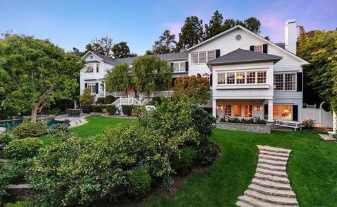 Actorii Ashton Kutcher şi Mila Kunis cer 14 milioane de dolari pentru vila lor din Beverly Hills