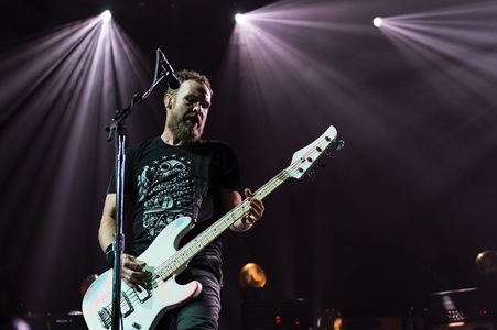 Basistul trupei Pearl Jam a lansat cinci piese compuse în izolare