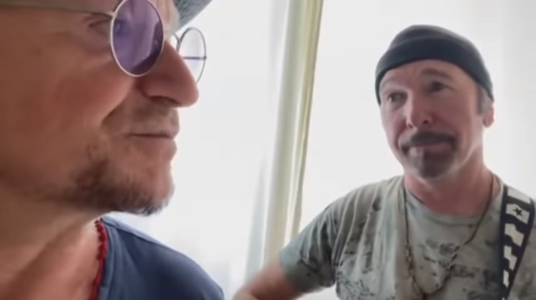 Bono şi The Edge, versiune „Stairway to Heaven” în sprijinul echipelor tehnice irlandeze - VIDEO


