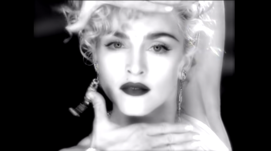 Madonna va regiza filmul despre viaţa ei scris împreună cu Diablo Cody pentru Universal