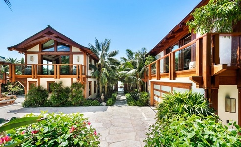 Pierce Brosnan vinde, pentru 100 de milioane de dolari, vila din Malibu construită în stil thailandez