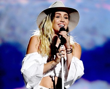 Miley Cyrus pregăteşte un album cu versiuni ale unor melodii Metallica