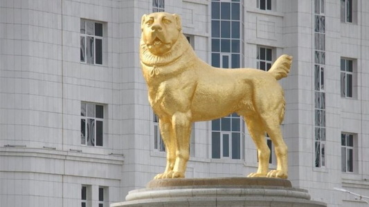 Preşedintele Turkmenistanului i-a dedicat câinelui favorit o statuie din aur