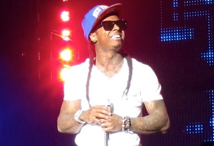 Rapperul american Lil Wayne, pus sub acuzare pentru posesia unei arme de foc şi riscă 10 ani de închisoare