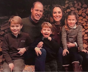 Ducii de Cambridge au trimis lucrătorilor sanitari o felicitare cu o fotografie inedită de familie