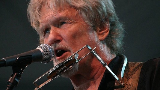Cântăreţul şi compozitorul de muzică country Kris Kristofferson a renunţat la turnee după 50 de ani de carieră 