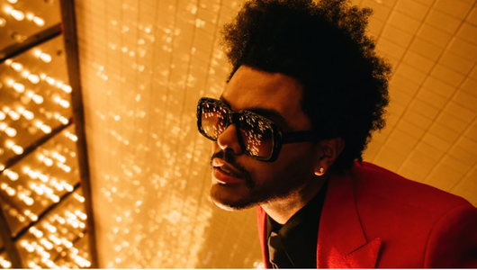 Artistul canadian The Weeknd a dezvăluit semnificaţia bandajelor faciale purtate şi a înfăţişării din videoclipul „Save Your Tears” - VIDEO