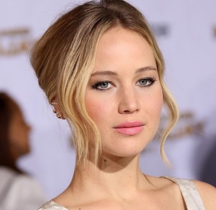 Actriţa Jennifer Lawrence a fost rănită pe platoul de filmare de cioburi de sticlă 