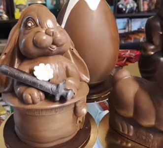 Un cofetar din Ungaria a creat iepuri din ciocolată cu seringi pentru vaccin