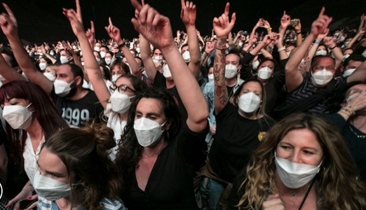 Cinci mii de oameni au participat la un concert rock în Barcelona după ce au fost testaţi pentru Covid-19 în aceeaşi zi