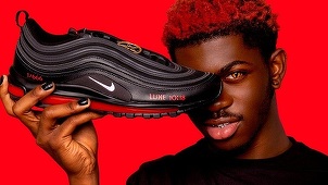 Nike a dat în judecată un colectiv artistic pentru „Pantofii Satanei” care conţin sânge uman

