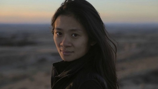 Chloe Zhao, marea câştigătoare la gala Sindicatului regizorilor americani pentru filmul "Nomadland"