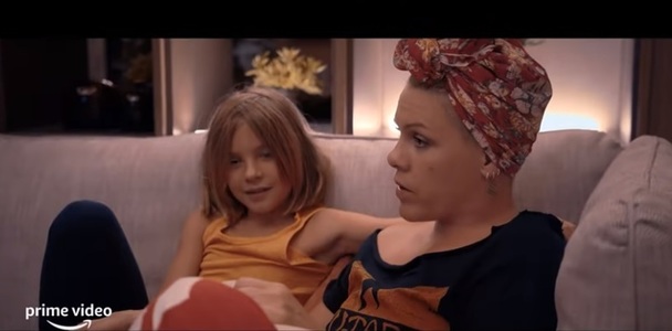 Pink îşi prezintă viaţa, în turneu cu familia, în documentarul "P!nk: All I Know So Far" - VIDEO
