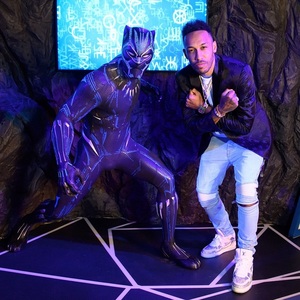 O statuie a supereroului Black Panther, expusă la Madame Tussauds din Londra pentru redeschiderea muzeului - VIDEO
