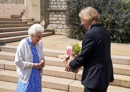 Regina Elizabeth II a primit un trandafir cu ocazia împlinirii a 100 de ani de la naşterea prinţului Philip