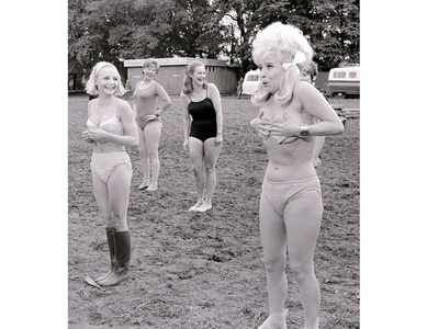 Un costum de baie purtat de actriţa Barbara Windsor într-un film din 1969, vândut pentru 9.500 de lire sterline